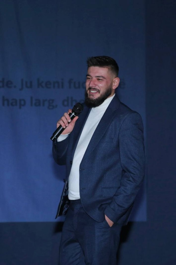 Kisjan Hoxha në Zyrë